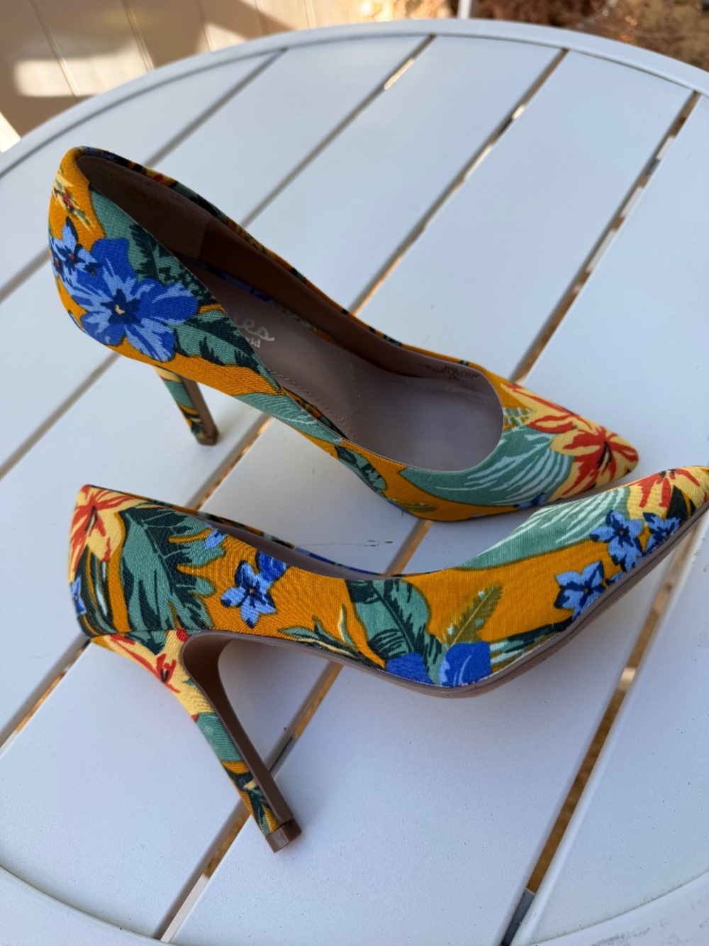 CHARLES BY CHARLES DAVID MAXX POINTED-TOE PUMPS TROPICAL FLORAL PRINT 6.5